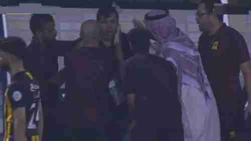 كونترا مدرب اتحاد جدة يتعرض للإغماء في الدوري السعودي (فيديو)