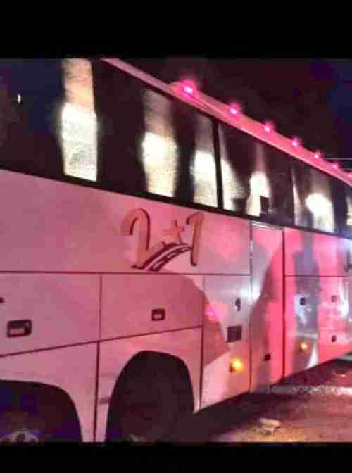 هجوم وانفجار يستهدف حافلة لنقل حجاج يمنيين وسقوط ضحايا (صور)