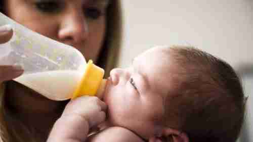 لماذا لا يستطيع الأطفال الرضع شرب حليب البقر؟.."تعرف على الاجابة"
