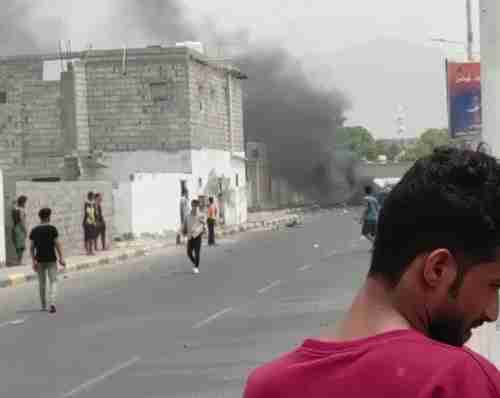 أول فيديو لانفجار سيارة مفخخة استهدفت ‘‘صالح السيد’’ في عدن والكشف عن مصيره