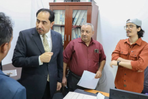 البكري يتفقد سير العمل في قطاعات وإدارات ديوان عام الوزارة بعدن