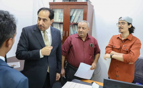 البكري يتفقد سير العمل في قطاعات وإدارات ديوان عام الوزارة بعدن