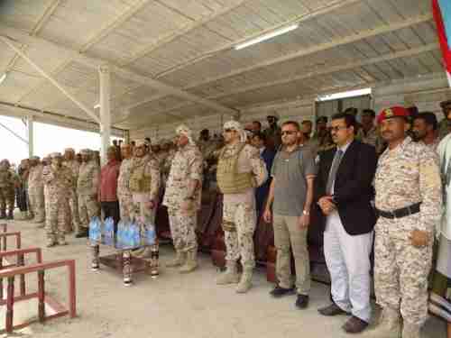   الرئيس الزبيدي وقائد التحالف العربي يتفقدان معسكر اللواء الخامس دعم وإسناد في ردفان 