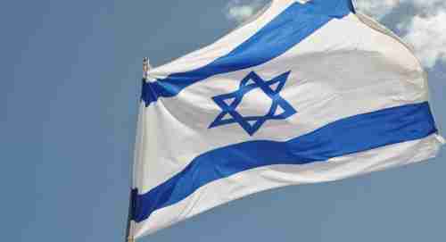 أول سفارة عربية تعزف النشيد الوطني الإسرائيلي بحضور نتنياهو وترفع أعلام الاحتلال (فيديو)