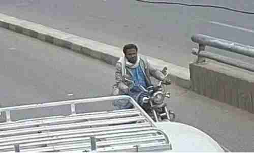 سائق الدراجة النارية في صنعاء يسرق 3 ملايين دولار في غمضة عين .. وهكذا كانت النهاية (صورة)