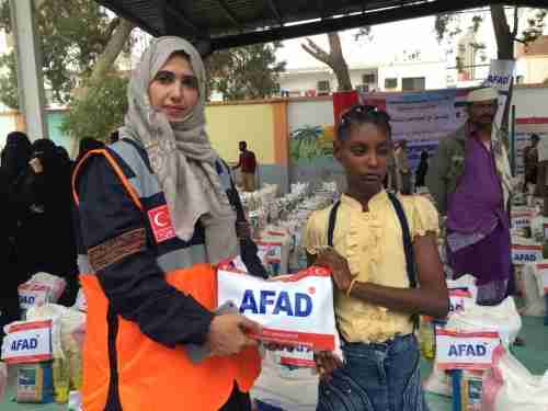   "آفاد" التركية توزع ألف سلة غذائية على نازحين في تعز اليمنية