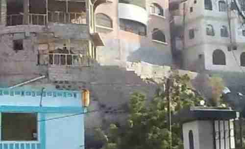 مواجهات مسلحة بالتواهي بين قيادات امنية للسيطرة على منزل مواطن صنعاني