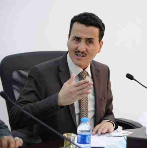 مسؤول في الشرعية يمتدح بدر الدين الحوثي ويصف الحكومة ب"غير المحترمة" (فيديو)