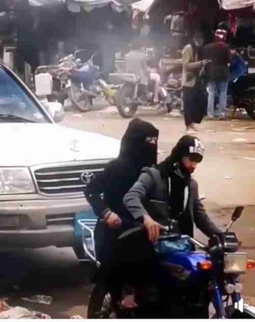 شاهد الفيديو .. شابة يمنية تركب فوق الدراجة النارية خلف السائق بكل ثقة امام الناس