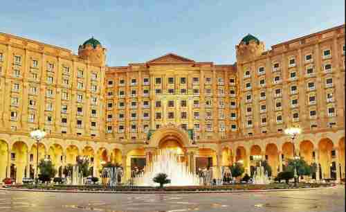 كورونا يتفشى بين قيادات الدولة اليمنية في فندق الريتز كارلتون بالرياض 