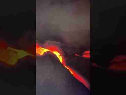 شاهد بالفيديو: خروج حمم بركانية من باطن الارض في اكبر دولة عربية