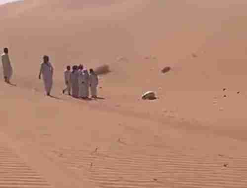 العثور على مفقود متوفي ساجد بالصحراء ” فيديو “