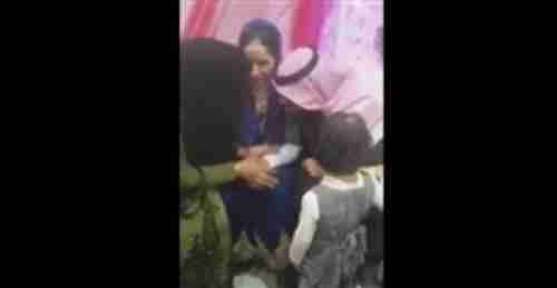 عريس يترك عروسه ويداعب امرأة أخرى أمامها في ليلة الزفاف:.. شاهدوا ردة فعلها وكيف اشتعلت نار الغيرة؟ (فيديو).