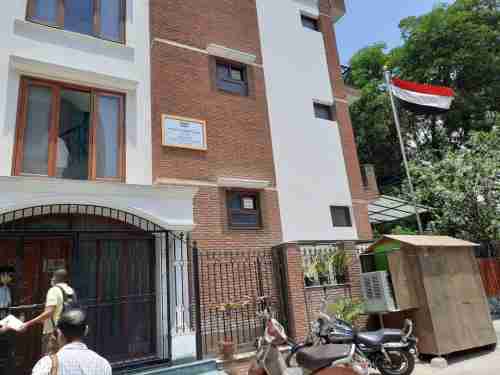 السفارة اليمنية في الهند تصدر كورونا إلى عدن من خلف ابواب مغلقة 
