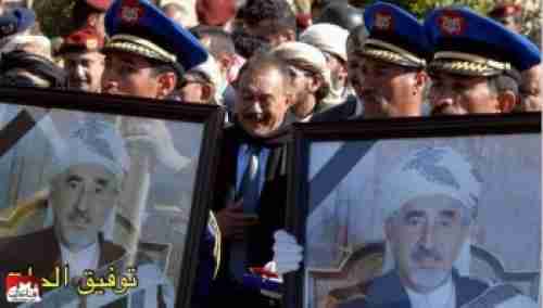 شاهد صورة : نادرة ل علي عبدالله صالح... وهو يبكي فوق جنازة الشيخ عبدالله بن حسين الأحمر