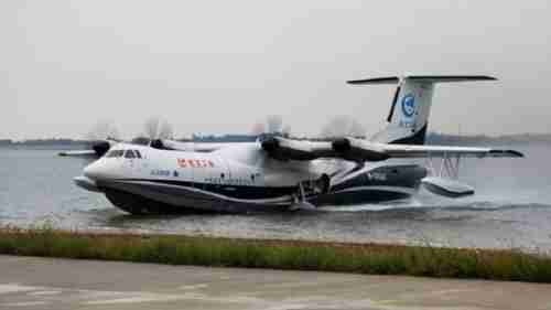 شاهد إطلاق أكبر طائرة برمائية في العالم من فوق سطح البحر (فيديو)