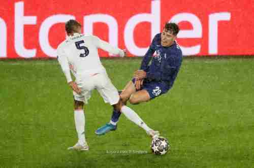 عقبة وحيدة تفصل مانشستر يونايتد عن ضم فاران