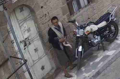 شاهد بالفيديو .. سرقة دراجة نارية من امام المنزل في صنعاء وفي وضح النهار