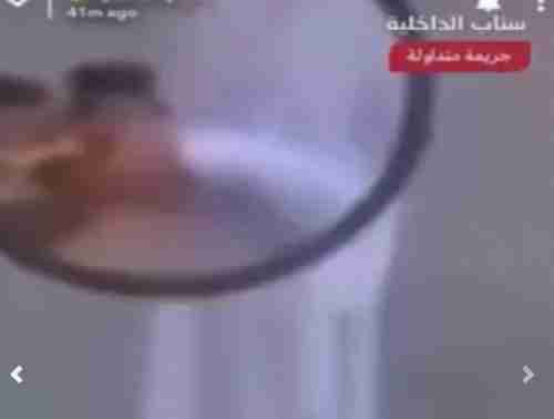 شاهد ما يفعله عامل توصيل وجبات الطعام بالسعودية قبل تسليمها للناس 
