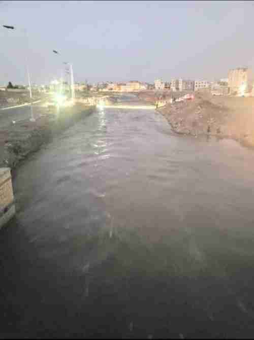 دخول مواطن يمني في غيبوبة بعد وفاة طفله غرقًا في سيول الأمطار بصنعاء