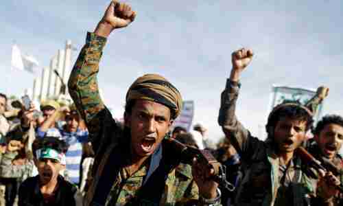 مشرف حوثي يعدم شخص أمام أسرته في صنعاء وآخر يصفي والده بطريقة مروعة