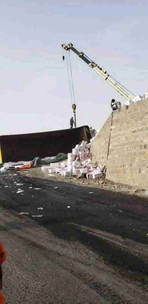 شاهد بالصور.. وقوع 3 حوادث لشاحنات عملاقة با أخطر نقيل يربط صنعاء بعدن
