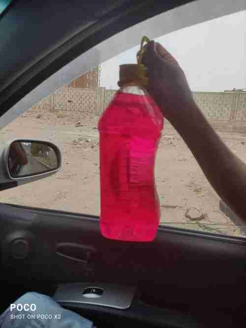 مواطنون:ظهور لون بنزين جديد في عدن(صورة)