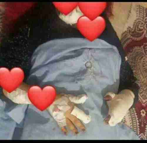 في جريمة وحشية أشعلت الرأي العام .. يمني يقطع زوجته بالساطور أمام اطفالة في الحمام (صور)