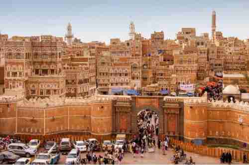 هيئة حوثية تبدأ تهجيرا قسريا لتجار صنعاء القديمة وتطالب مستأجري الأوقاف ب(100) مليار ريال