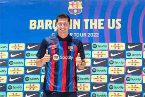 برشلونة يجمع نصف ثمن ليفاندوفسكي
