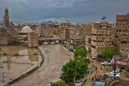 قيادي حوثي يثير سخرية اليمنيين بعد تقديمه اقتراح بإزالة الأحجار من سائلة صنعاء لأنها مموله من أمريكا