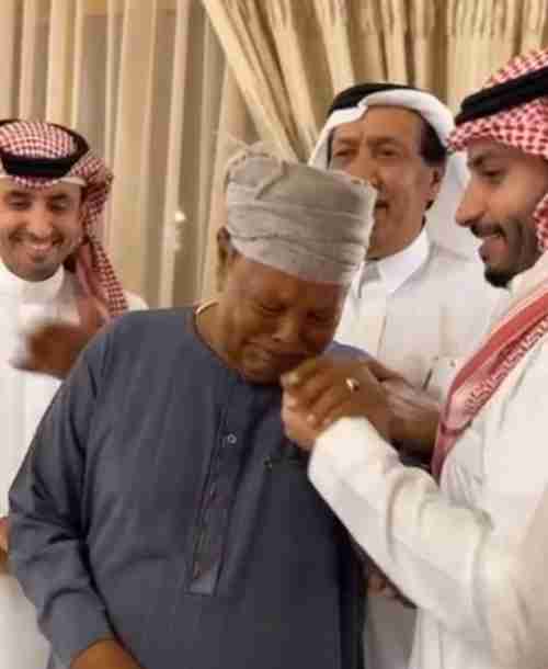 ستذرف عيناك.. وداع مؤثر بين رجل أعمال سعودي ومقيم عمل لديه منذ 40 سنة (فيديو)