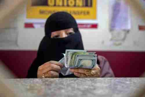 ”الحوثيون” يوردون ١٠٥ مليار ريال يمني لصرف أكبر جزء من مرتبات موظفي الدولة