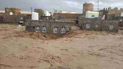مياه السيول الجارفة تتدفق بقوة باتجاه عدة مناطق وسط اليمن.. وإطلاق تحذيرات عاجلة