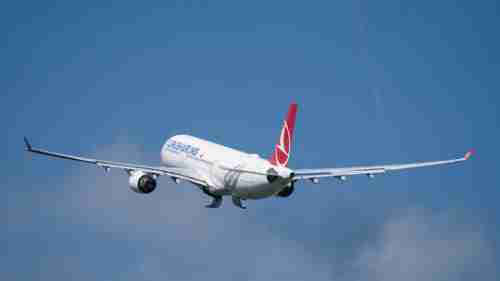 مسافر ينتحر على متن طائرة تابعة للخطوط الجوية التركية