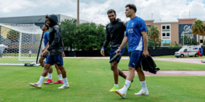 حمد الله تاسع مغربي يحمل الشعار الأزرق