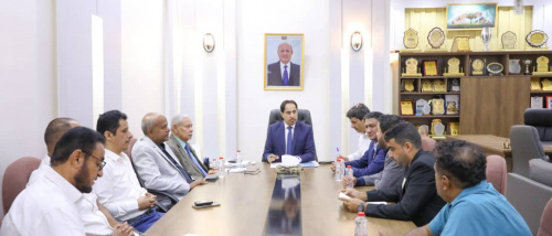 الوزير البكري يوجه بمتابعة أرضية ملعب نادي الجلاء بعدن