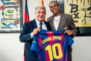 لامين يامال يتسلم القميص 10 في برشلونة 