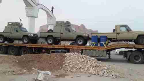 ضمن خطة إعادة انتشار قوات التحالف:   30 قاطرة تحمل أسلحة سعودية ضخمة في طريقها إلى عدن 