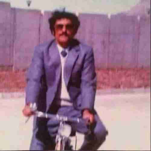   شاهد : صورة نادرة ل علي عبدالله صالح .. وماهو العمل الغريب الذي يقوم به داخل سور الرئاسة؟! 