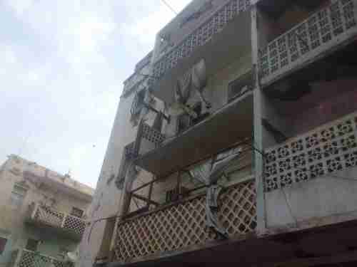 بالصور ..   الرياح الشديدة تسقط شرفة منزل في عدن 