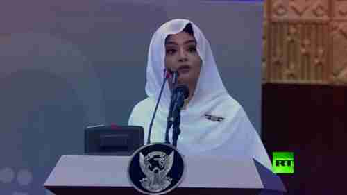 مذيعة حسناء تخطف الأضواء في "فرح السودان"
