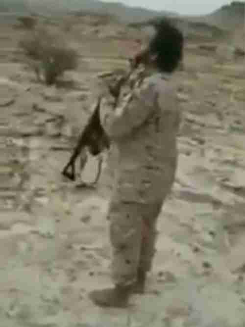 شاهد بالفيديو:   خدعة جندي في جيش الشرعية اليمنية  ينتحر رميا بالرصاص احتجاجا على التحالف العربي .. 
