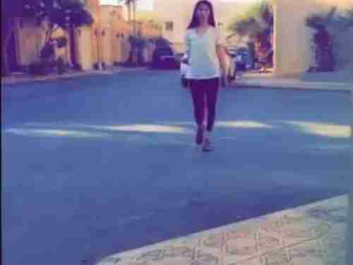 الفتاة السعودية مناهل العتيبي تتجول بلباس متحرر في الرياض لاختبار القوانين ونظرة المجتمع (فيديو)