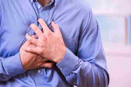 أطباء يوجّهون نصيحة عاجلة عند الشعور بـ”آلام الصدر”