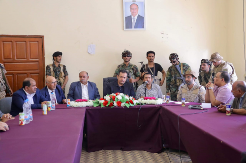 رئيس الوزراء يوجه بإدراج الوحدات العسكرية المنظمة للشرعية بشبوة ضمن الجيش الوطني