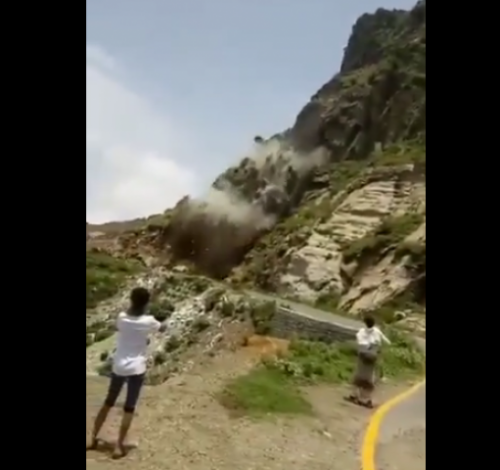 شاهد..انهيارات صخرية تقطع طريق حراز-مناخة غربي صنعاء