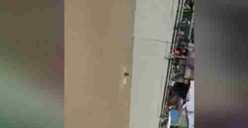 مشهد يدمي القلب...شاب يقضي غرقاً أمام أعين وعدسات المصورين في صنعاء (فيديو)