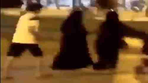 السعودية تنقلب تشتعل عقب التحرش بأمرأة وتويتر بسرعة القبض على الفاعل ( فيديو )