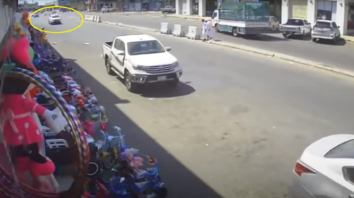 السعودية.. سرقة سيارة في وضح النهار وصاحبها بجانبها (فيديو)